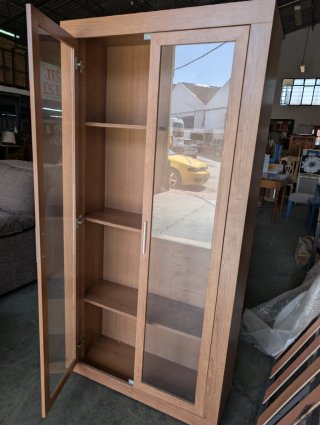 Vitrina de madera y cristal