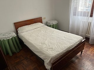 Cama de madera con cabecero