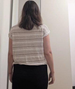 Camiseta de rayas blancas y marrones