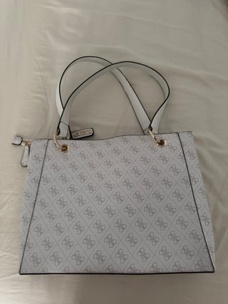 Bolso Guess estampado gris y blanco