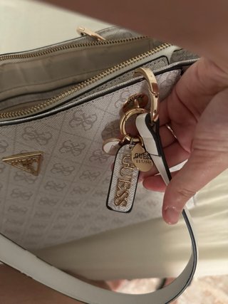 Bolso Guess estampado gris y blanco