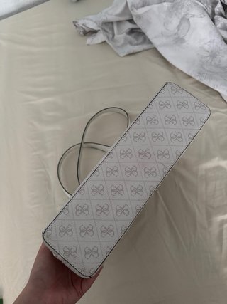 Bolso Guess estampado gris y blanco