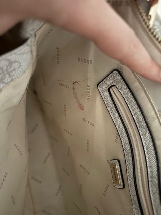 Bolso Guess estampado gris y blanco