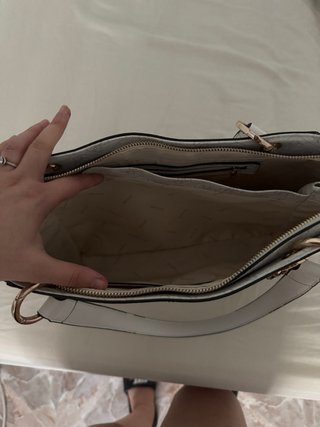 Bolso Guess estampado gris y blanco