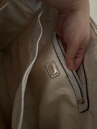 Bolso Guess estampado gris y blanco