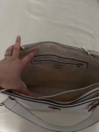 Bolso Guess estampado gris y blanco