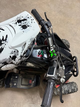 Quad infantil a batería con casco