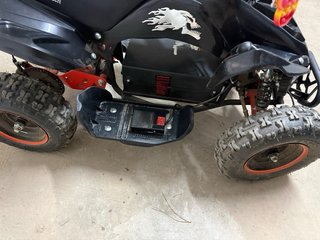 Quad infantil a batería con casco