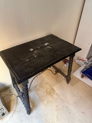 Mesa antigua de madera y metal