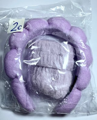 Diadema morada de peluche para cuidado facial