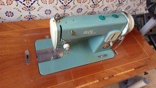 Máquina de coser Alfa Royale antigua