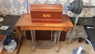 Máquina de coser Alfa Royale antigua