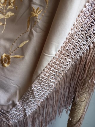Mantón bordado beige y dorado