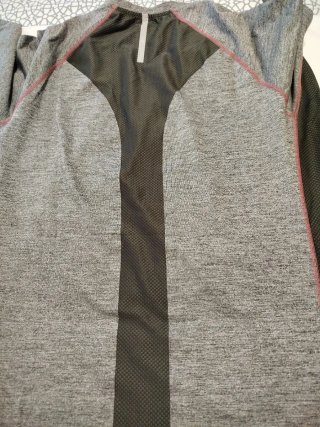 Camiseta Springfield Marrón Talla L y una deporte.