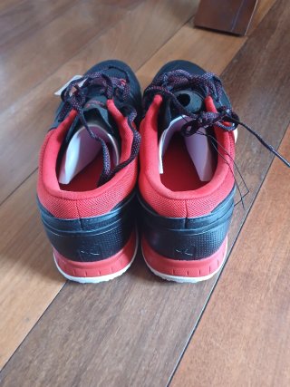 Zapatillas deportivas negras y rojas