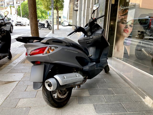 Suzuki Burgman 125 gris