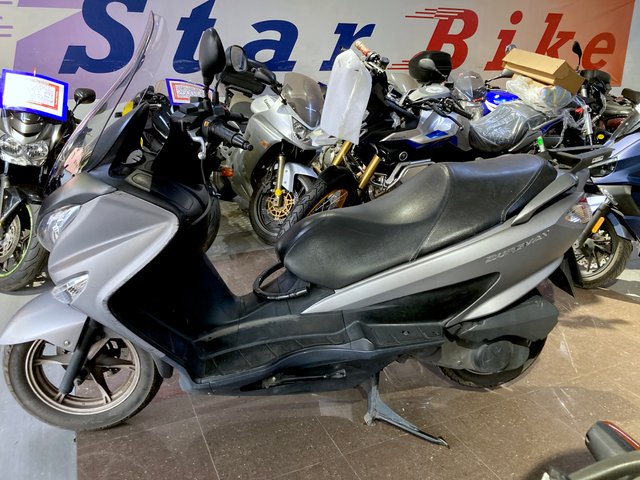Suzuki Burgman 125 gris