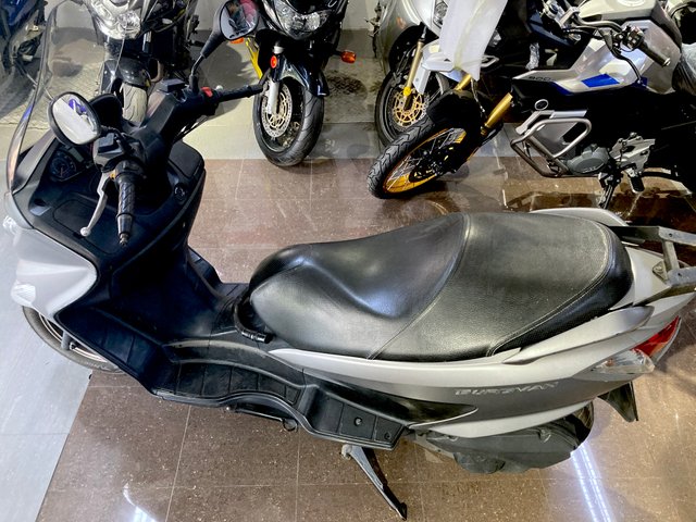 Suzuki Burgman 125 gris