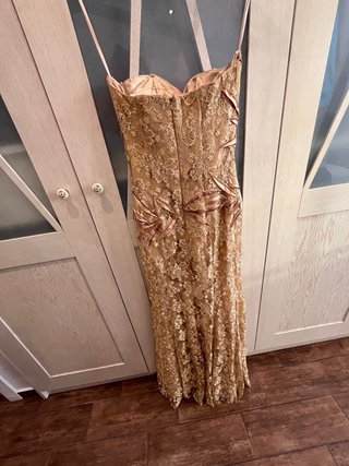 Vestido de fiesta dorado y rosa