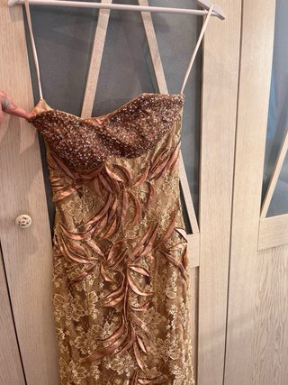 Vestido de fiesta dorado y rosa