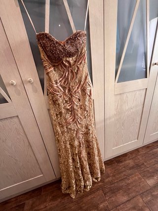 Vestido de fiesta dorado y rosa