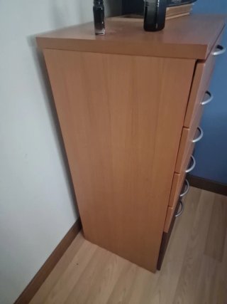 Cómoda alta de madera