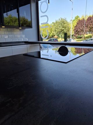 Cocina de exposición con isla Dekton