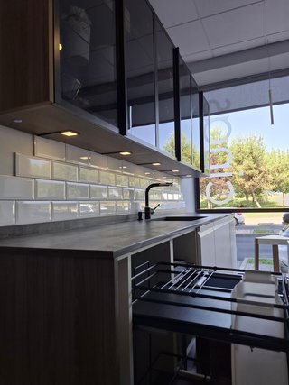 Cocina de exposición con isla Dekton