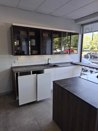 Cocina de exposición con isla Dekton