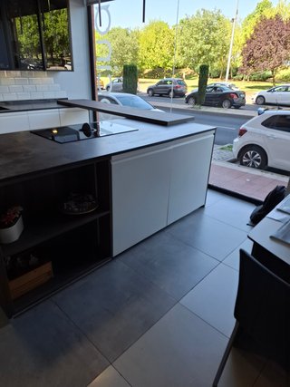 Cocina de exposición con isla Dekton