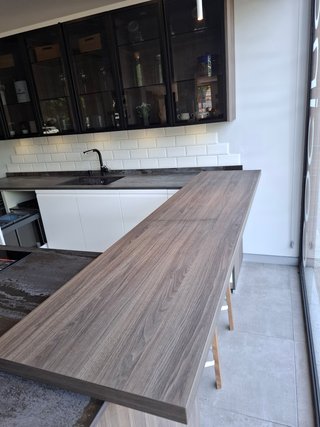 Cocina de exposición con isla Dekton