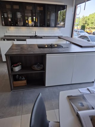 Cocina de exposición con isla Dekton