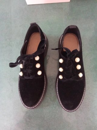Zapatos negros de mujer con perlas,