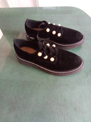 Zapatos negros de mujer con perlas,