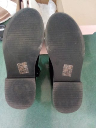 Zapatos negros de mujer con perlas,