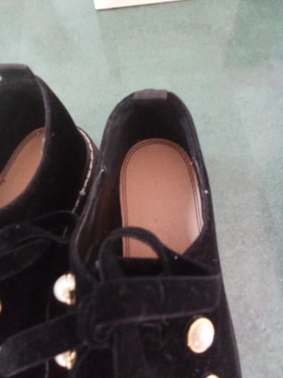 Zapatos negros de mujer con perlas,