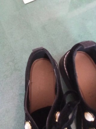 Zapatos negros de mujer con perlas,