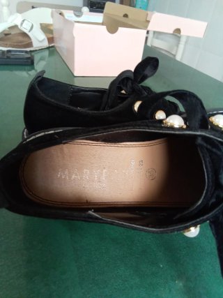 Zapatos negros de mujer con perlas,