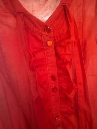 Blusa roja con lazo