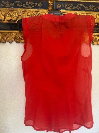 Blusa roja con lazo