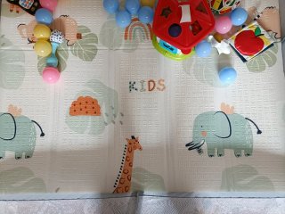 Parque infantil con bolas y canasta