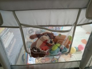 Parque infantil con bolas y canasta