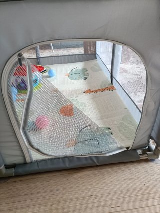 Parque infantil con bolas y canasta
