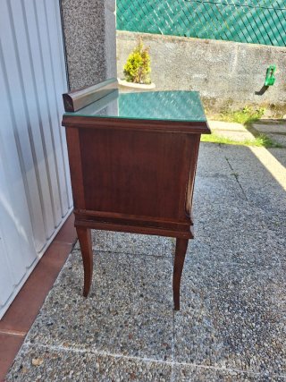 Mesilla de madera con tapa de cristal