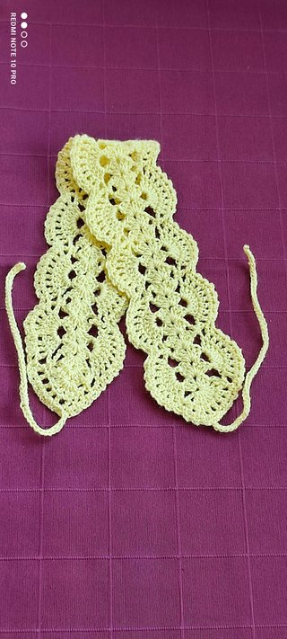 Diadema de encaje amarillo hecha a mano