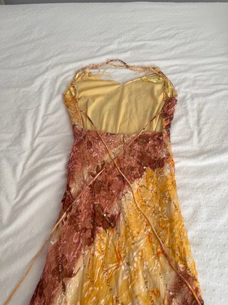 Vestido de fiesta dorado y rosa