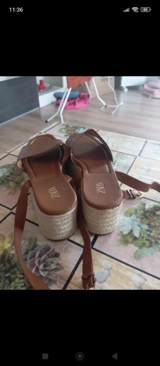 Sandalias de cuña marrones