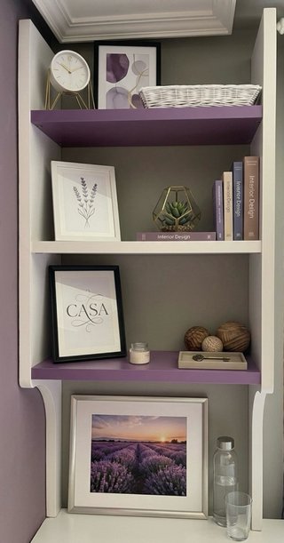 Estantería de pared morada y blanca