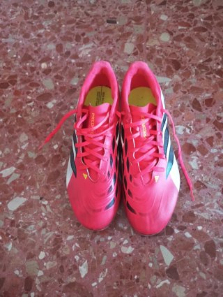 Zapatillas de fútbol Adidas rojas y negras