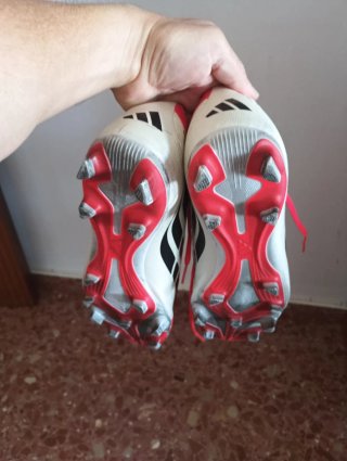 Zapatillas de fútbol Adidas rojas y negras